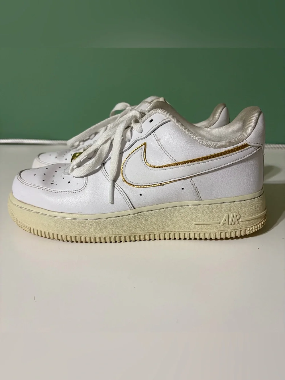 Nike Air Force 1 07 ESS Metallic Gold W Size 7.5